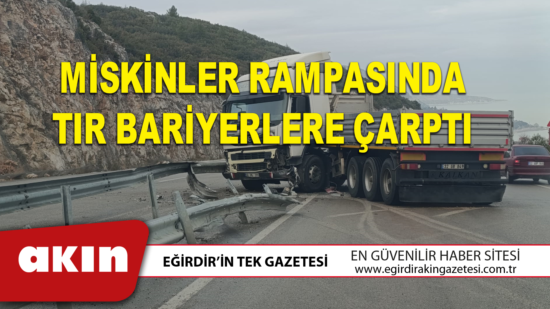 MİSKİNLER RAMPASINDA TIR BARİYERLERE ÇARPTI