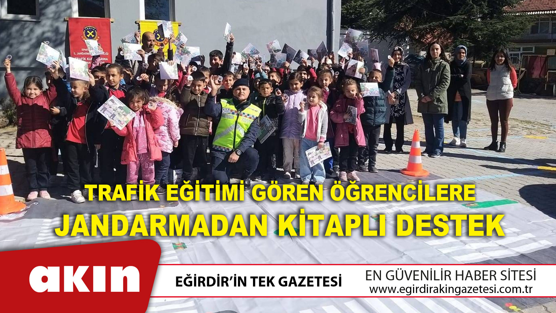 Trafik Eğitimi Gören Öğrencilere Jandarmadan Kitaplı Destek